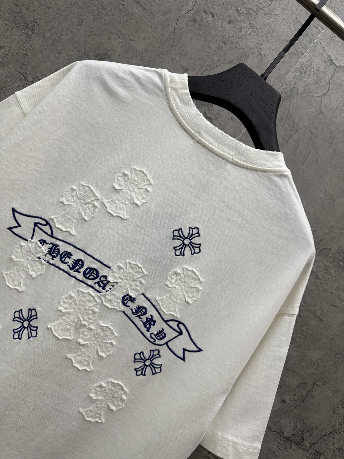 P230 top version, real shot without P, ​​different from market currency) 𝗖𝗵𝗿𝗼𝗺𝗲 𝗛𝗲𝗮𝗿𝘁𝘀/Croxin 2026 spring new original single counter American patch embroidered couple short sleeves 👑The highest version! Customized fabric 320 grams, patch embroidery, best-selling model at the counter, very comfortable to wear. Accessories: original molded and authenticated collar label ➕ 100% silk wash water label. Genuine purchase-grade original hangtag➕matching hanging rope➕3D hanging beads➕original packaging bag. Craftsmanship: The original version has consistent wiring! The highest version of the armhole matching technique! Color: White Black Size: S M L XL Style No.: 6606
